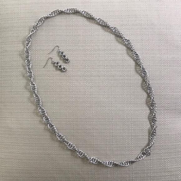 Chainmaille everyday necklace and earrings set - Picture 2 of 6